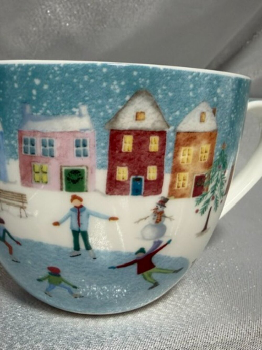 HARVEST GREEN STUDIO BONE CHINA HUG MUG CHRISTMAS WINTER VILLAGE SCENE NIB
